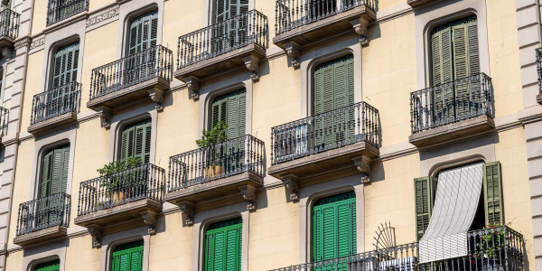 Pintar Fachadas y Patios de Luces de Comunidades Vecinos / Propietarios en Lleida · Reparación y Preparación de Superficies