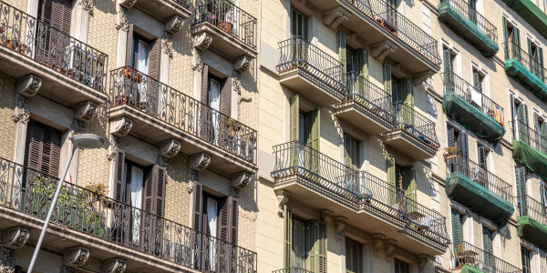 Trabajos Verticales en Fachadas de Edificios / Viviendas en Lleida · Pintado de Fachadas con Difícil Acceso