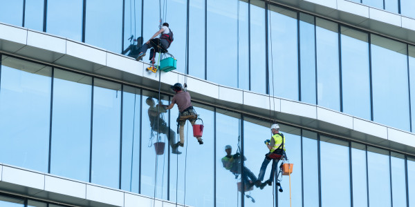 Trabajos Verticales en Fachadas de Edificios / Viviendas en Lleida · Pintado Económico y Rápido de Fachadas