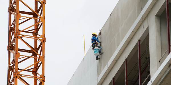 Trabajos Verticales en Fachadas de Edificios / Viviendas en Lleida · Pintar Edificios de Construcción de Obra Nueva